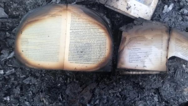 Знищені через російський обстріл книги видавництва «Український пріоритет». Фото з фейсбук-сторінки Володимира Шовкошитного1