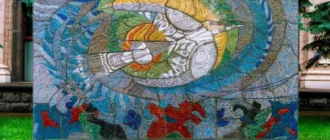 Три місяці роботи і сімсот кілограмів смальти: у Києві відтворили мозаїку Алли Горської «Боривітер»