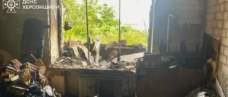 У Херсоні росіяни влучили у багатоповерхівку: одна людина загинула