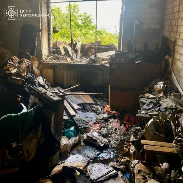 У Херсоні росіяни влучили у багатоповерхівку: одна людина загинула3
