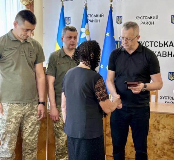 У Хусті родинам полеглих Героїв вручили посмертні нагороди9