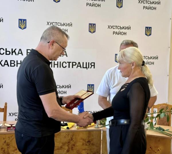 У Хусті родинам полеглих Героїв вручили посмертні нагороди14