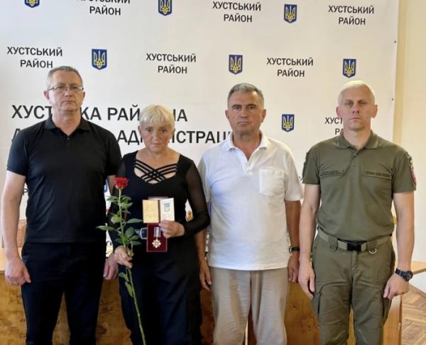 У Хусті родинам полеглих Героїв вручили посмертні нагороди13