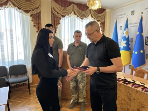 У Хусті родинам полеглих Героїв вручили посмертні нагороди16