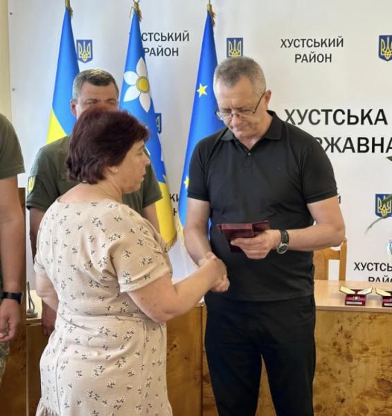 У Хусті родинам полеглих Героїв вручили посмертні нагороди12