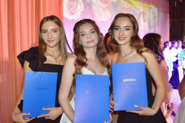 У Ковелі відбувся випускний 2025 у медичному коледжі13