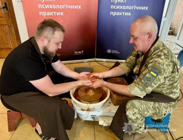 У лікарні на Волині для поранених бійців стрілецького батальйону поліції організували майстер-клас з гончарства3