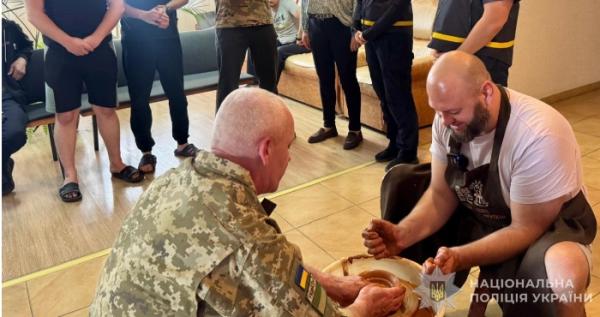 У лікарні на Волині для поранених бійців стрілецького батальйону поліції організували майстер-клас з гончарства