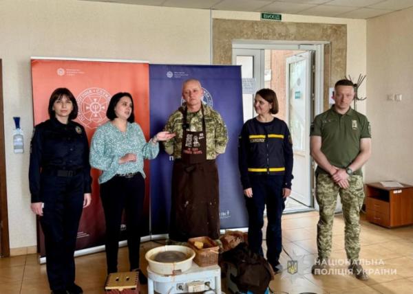 У лікарні на Волині для поранених бійців стрілецького батальйону поліції організували майстер-клас з гончарства1