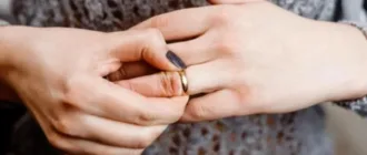 У Луцьку рятувальники зняли жінці каблучку, що перетиснула палець