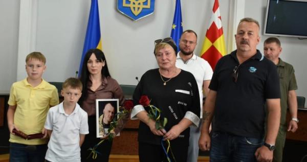 У Луцьку родинам загиблих військових вручили посмертні державні нагороди