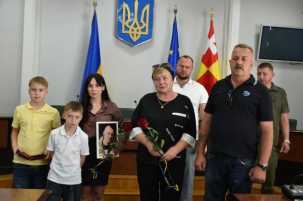 У Луцьку родинам загиблих військових вручили посмертні державні нагороди4