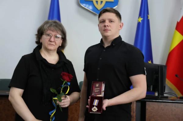 У Луцьку родинам загиблих військових вручили посмертні державні нагороди11