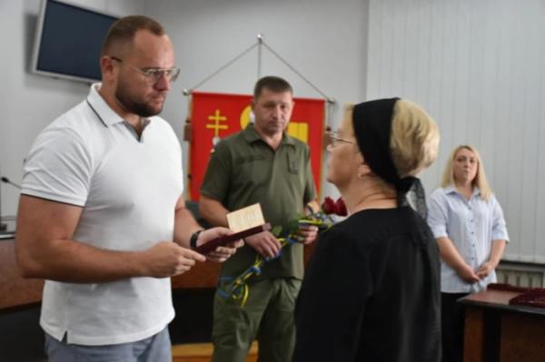 У Луцьку родинам загиблих військових вручили посмертні державні нагороди5