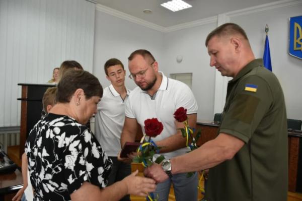 У Луцьку родинам загиблих військових вручили посмертні державні нагороди6