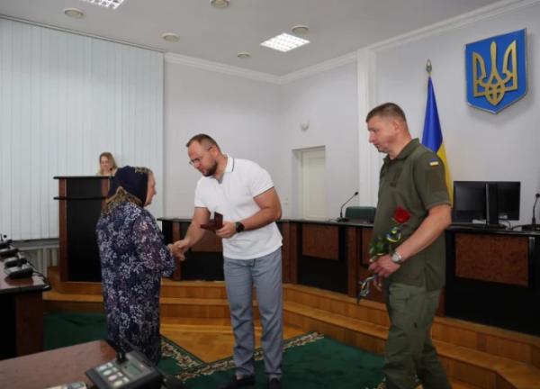 У Луцьку родинам загиблих військових вручили посмертні державні нагороди10