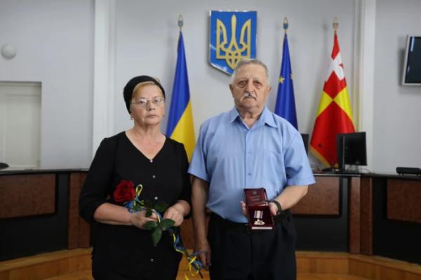 У Луцьку родинам загиблих військових вручили посмертні державні нагороди12