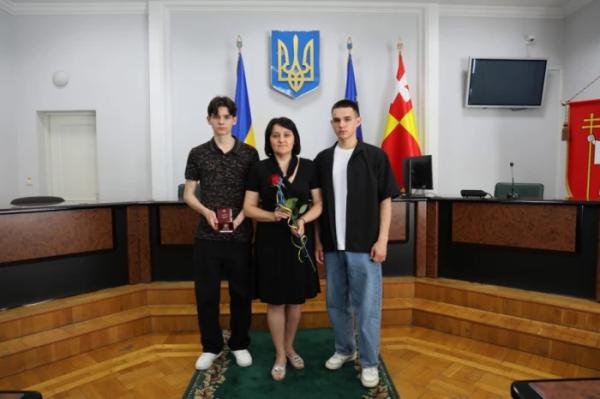 У Луцьку родинам загиблих військових вручили посмертні державні нагороди7