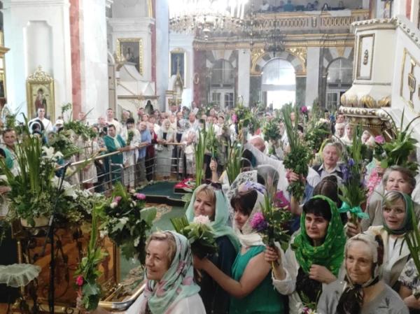 У Луцьку відзначили День Святої Трійці12