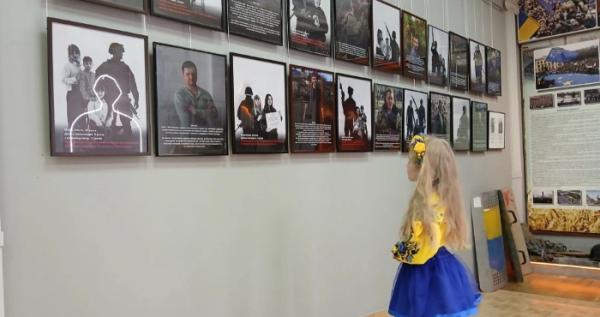 У Миколаївському краєзнавчому музеї презентували фотовиставку «Зниклі безвісти, не означає забуті»