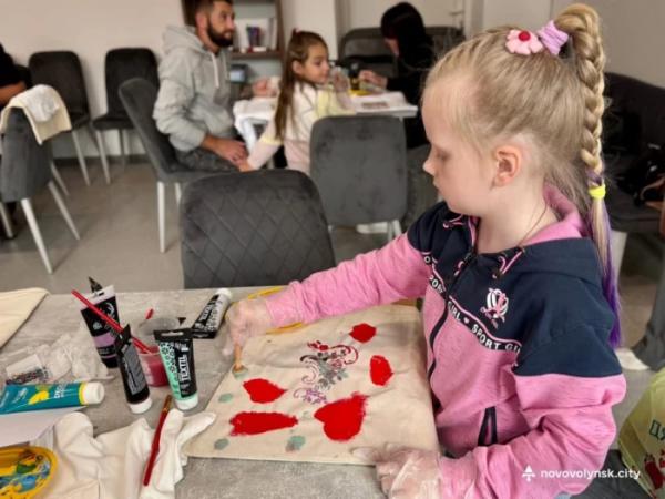 У Нововолинську до Дня батька відбувся творчий захід для ветеранів та їхніх дітей13