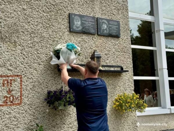 У Нововолинську відкрили меморіальні дошки загиблим Захисникам, які працювали в Центрі дитячої творчості10