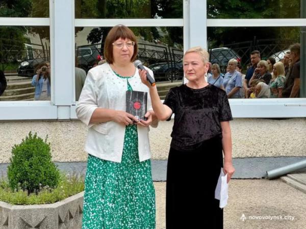 У Нововолинську відкрили меморіальні дошки загиблим Захисникам, які працювали в Центрі дитячої творчості5