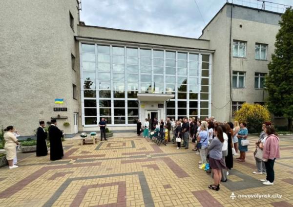 У Нововолинську відкрили меморіальні дошки загиблим Захисникам, які працювали в Центрі дитячої творчості2