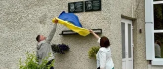 У Нововолинську відкрили меморіальні дошки загиблим Захисникам, які працювали в Центрі дитячої творчості