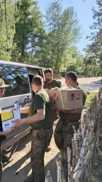У Рівному передали книги військовим на передову4
