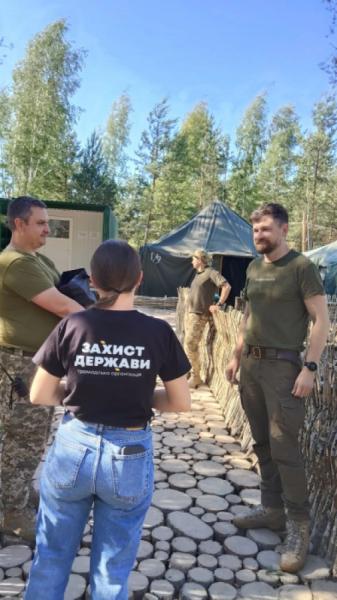 У Рівному передали книги військовим на передову1