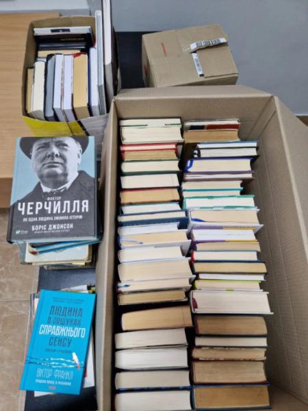 У Рівному передали книги військовим на передову5