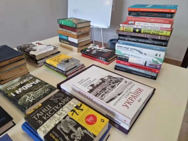 У Рівному передали книги військовим на передову6