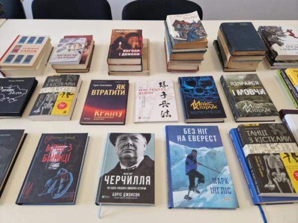 У Рівному передали книги військовим на передову7