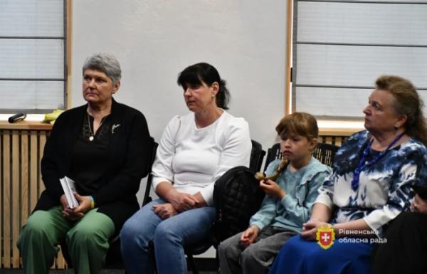 Презентація фотопроєкту про родини українських захисників «Євшан-зілля». Фото Рівненської обласної ради5