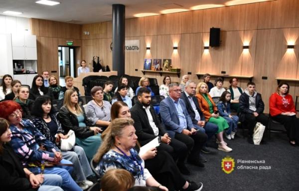 Презентація фотопроєкту про родини українських захисників «Євшан-зілля». Фото Рівненської обласної ради6