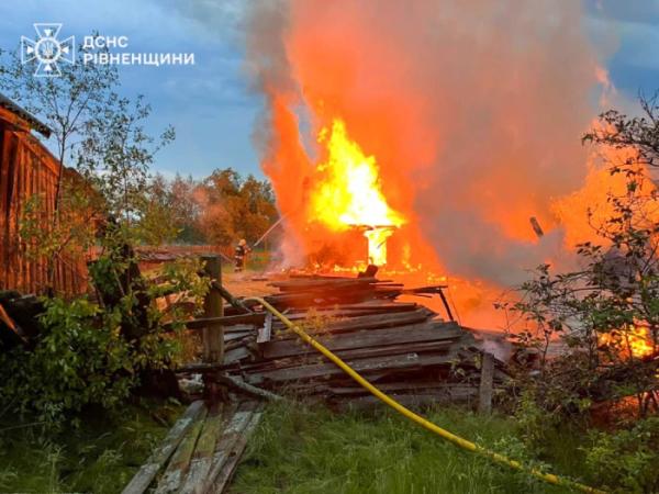 У Рудні рятувальники п'ять годин гасили масштабну пожежу3