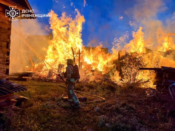 У Рудні рятувальники п'ять годин гасили масштабну пожежу1