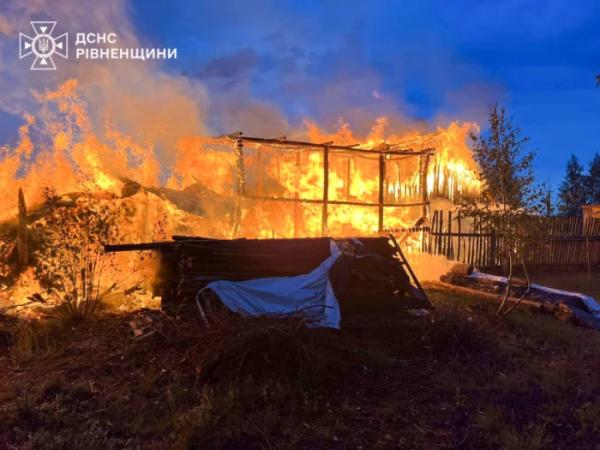 У Рудні рятувальники п'ять годин гасили масштабну пожежу2