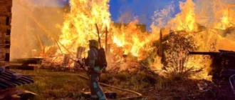 У Рудні рятувальники п'ять годин гасили масштабну пожежу