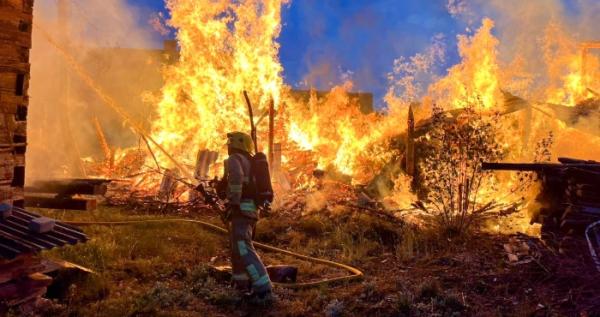 У Рудні рятувальники п'ять годин гасили масштабну пожежу