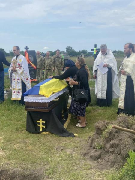 У селі Битень попрощалися із захисником Олегом Юзипчуком7