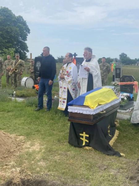 У селі Битень попрощалися із захисником Олегом Юзипчуком8