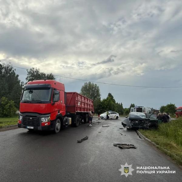 У Шептицькому авто зіткнулось із вантажівкою: постраждала жителька Волинської області1