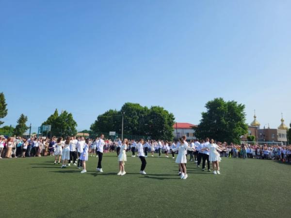 У школах Ковеля пролунав останній дзвоник 202520