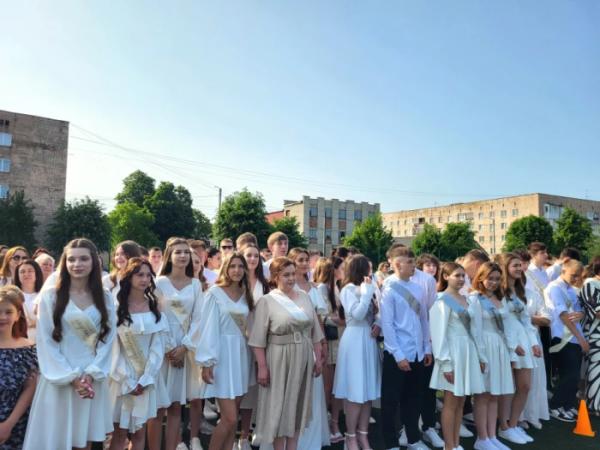 У школах Ковеля пролунав останній дзвоник 202511
