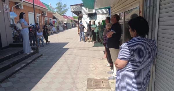 Росіяни на ринку Скадовська «роз'яснюють», як працювати / Окупаційне джерело