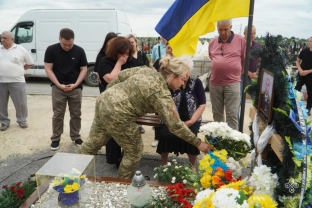 У Володимирі рідним загиблого полковника Олександра Никитюка вручили посмертну нагороду14