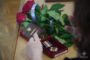 У Володимирі рідним загиблого полковника Олександра Никитюка вручили посмертну нагороду12