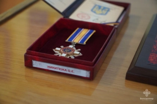 У Володимирі рідним загиблого полковника Олександра Никитюка вручили посмертну нагороду11